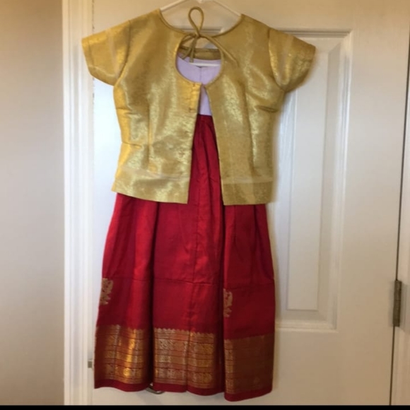 Beautiful silk lahnga and top for 3 to 5 years girl - Picture 2 of 5